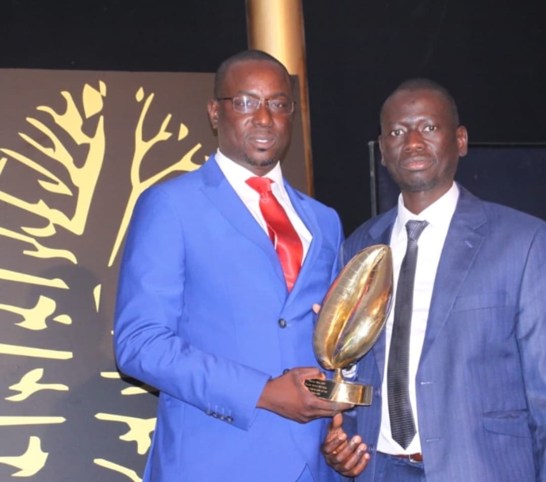 Matar Diène lors de la remise du trophée, aux côtés d’un autre participant